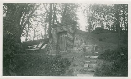 Mausolet i borgbankens vestre side blev opfrt af Harald i 1929